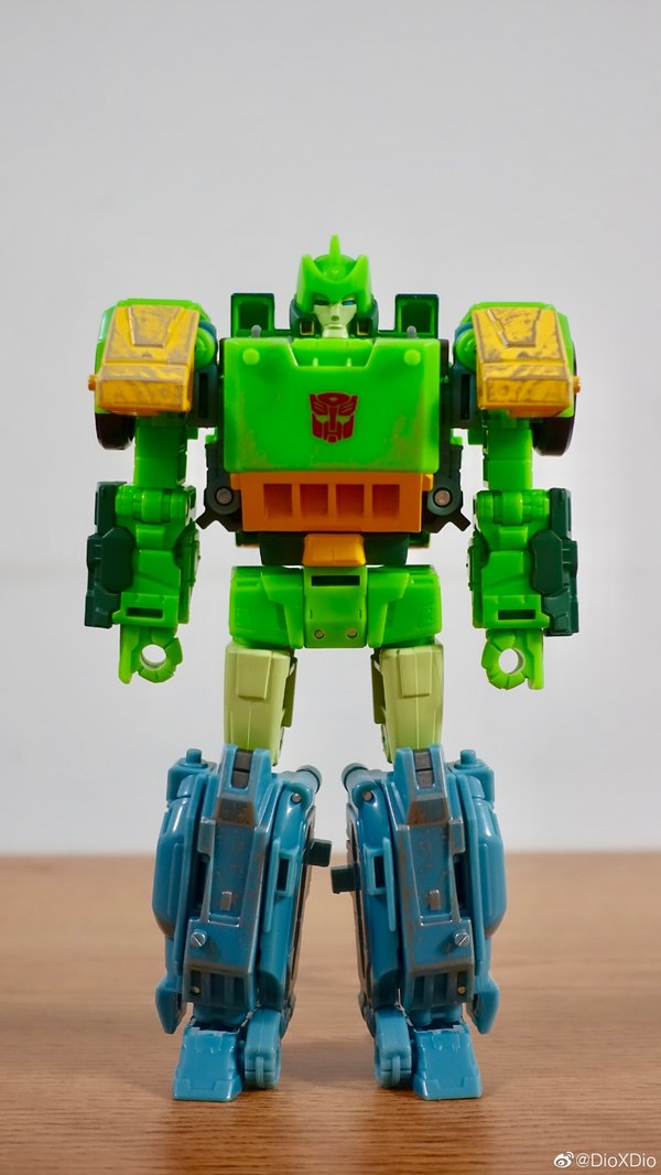 Transformers Siege Springer Wave 3 Voyager In Hand Pictures  (1 of 9)